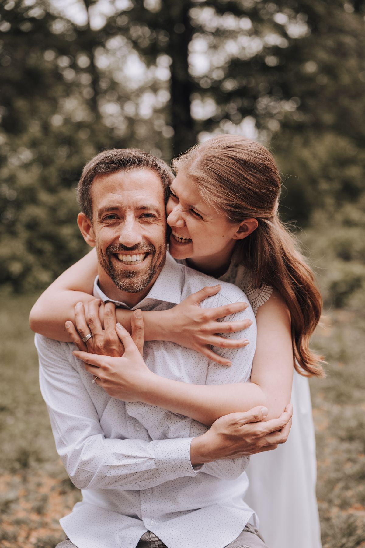 Nina und Florian umarmen sich